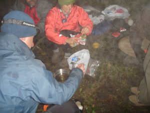 Hora do jantar no Curso de Trekking, em acampamento selvagem