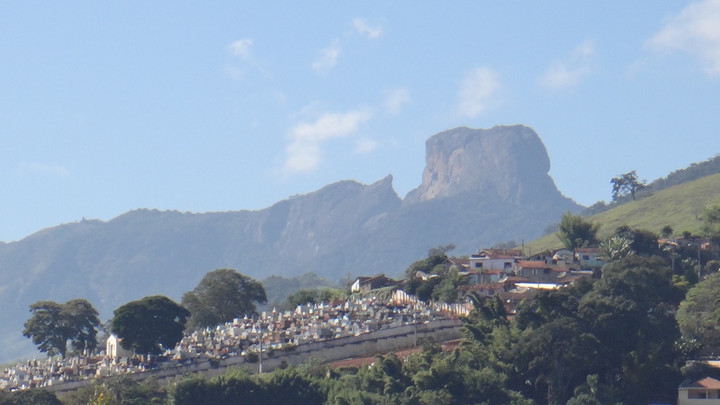 Pedra do Baú com o cemitério de São Bento do Sapucaí em primeiro plano...