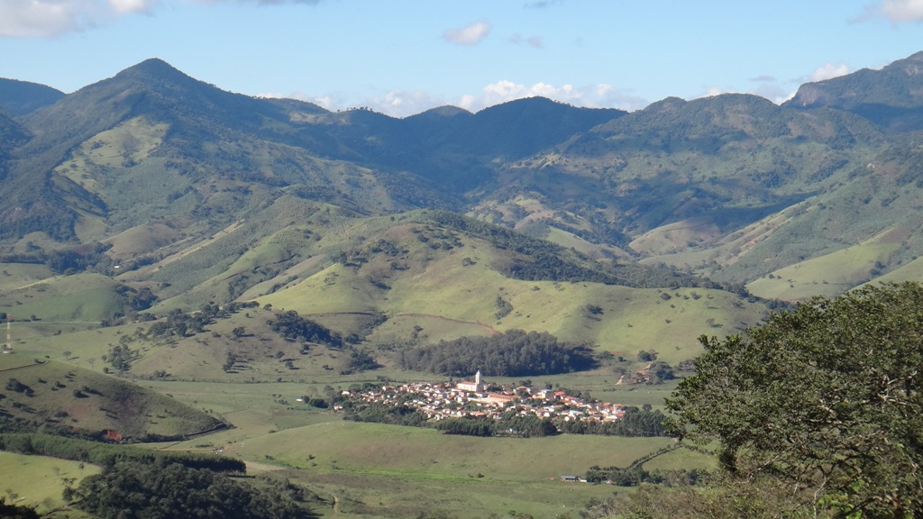 A pequena Luminosa, vista do topo da serra, em direção a Brazópolis...