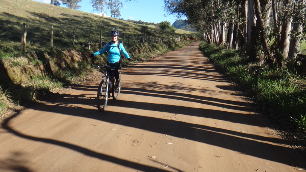Flavia cruzando a linha de chegada, ou as linhas de chegada, quando o chão parecia um código de barras...
