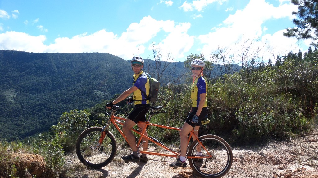 Hendrik e Ana, de tandem, nas montanhas da Mantiqueira...